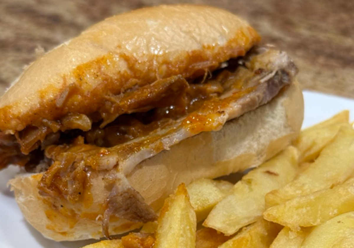 Este es el montadito de carne mechada que sirven en un bar de Huelva y que es el más famoso de la ciudad