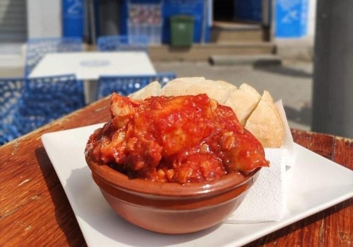 Un bar de Huelva sirve un bacalao con tomate que no olvidarás nunca