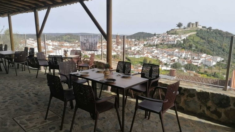 Vistas al castillo de Cortegana desde la terraza del restaurante El Mirador de Don José
