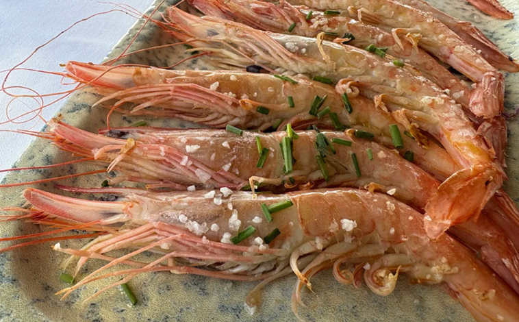 Imagen principal - El restaurante de Huelva que se ha hecho famoso por sus increíbles vistas de Doñana: «Pasan flamencos, patos reales, caballos marismeños»