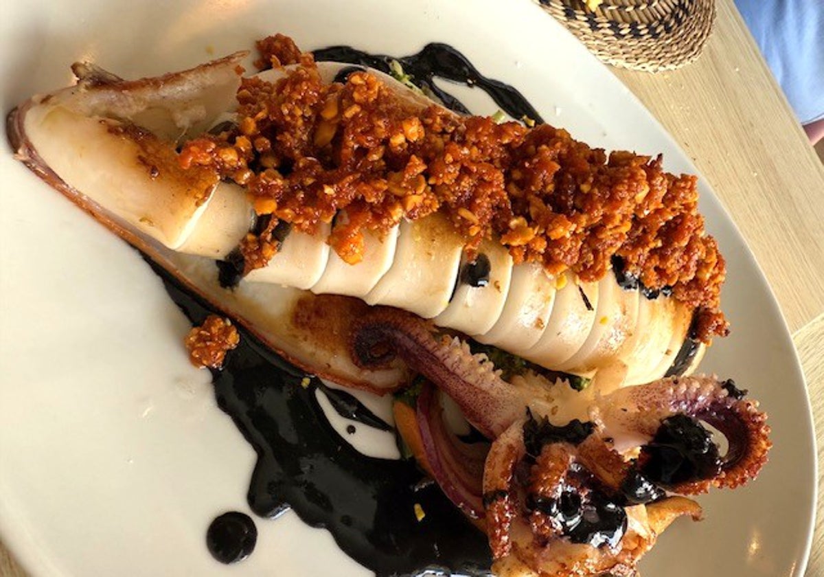 Calamar con sobrasada y almendras, y reducción de su tinta