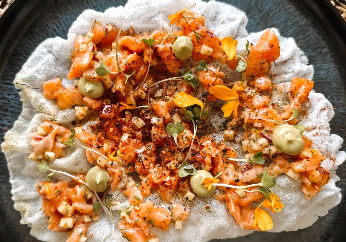 Tartar de salmón de con manzana ácida, yema de huevo curada en soja y arroz suflado de DGústate, en El Portil, Huelva