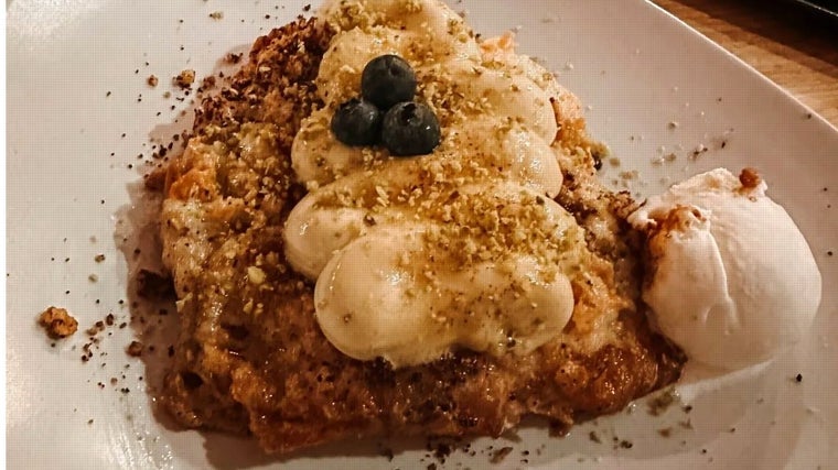 Torrija de pan brioche con helado de panna cotta
