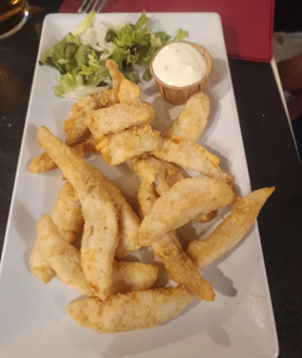 Imagen secundaria 2 - El bar de Ayamonte que triunfa por sus tapas variadas y sus precios: «Las mesas están muy cotizadas»