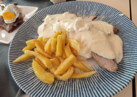 Imagen secundaria 1 - El bar de Ayamonte que triunfa por sus tapas variadas y sus precios: «Las mesas están muy cotizadas»