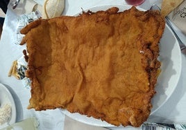 El San Jacobo más grande de Andalucía se prepara en este bar de Huelva: «Pueden comer tres o cuatro personas»