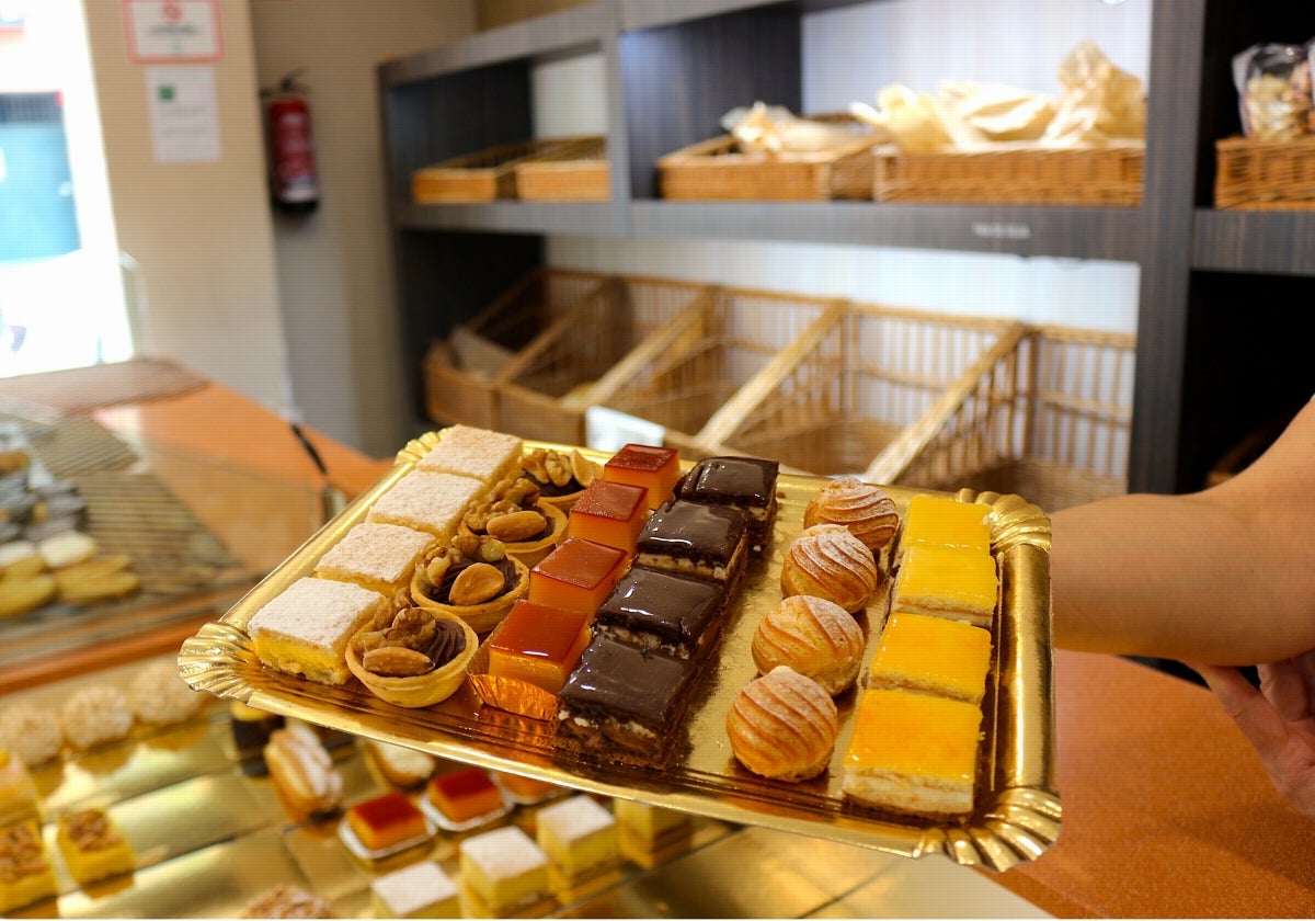 Bandeja de pasteles de una pastelería de Huelva que es considerada el paraíso del chocolate