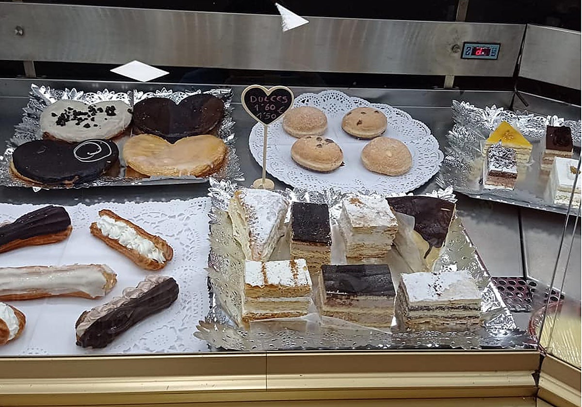 Expositor con pasteles de la cafetería de Huelva que se ha hecho famosa por sus increíbles dulces XXL
