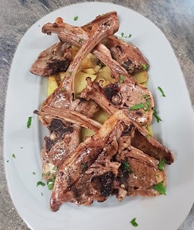 Imagen secundaria 2 - El restaurante de un pueblo de Huelva que la Guía Repsol destaca por sus raciones abundantes