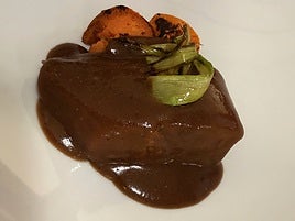 Atún rojo a baja temperatura con reducción de su jugo y oporto de Charrán, en Huelva