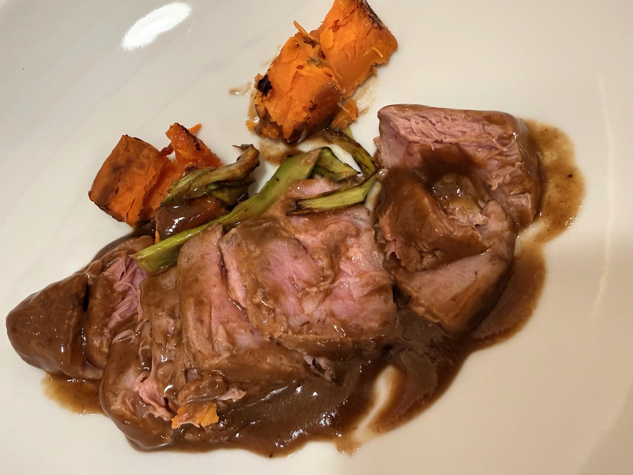 Atún rojo a baja temperatura con reducción de su jugo y oporto de Charrán