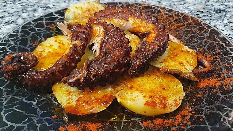 Plato de pulpo servido en la Taberna Victoria