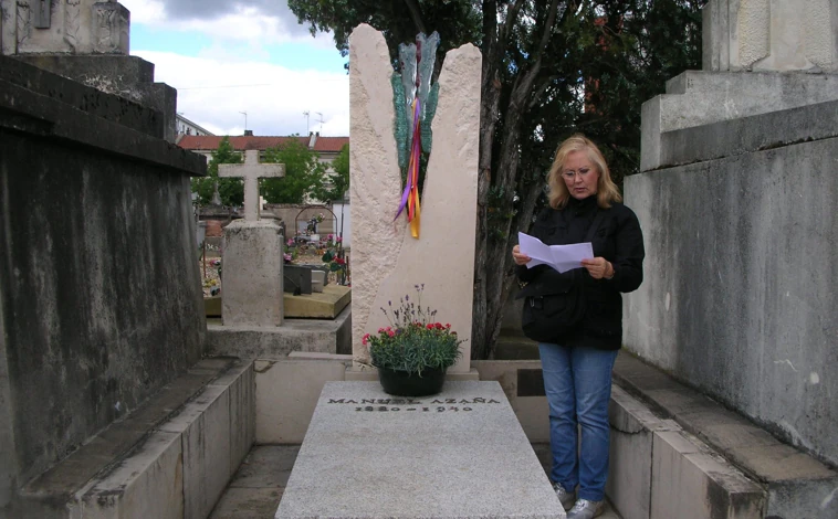 Imagen principal - Los cementerios británicos de Huelva, un legado «abandonado» que cobra vida en el libro &#039;In Loving Memory&#039;