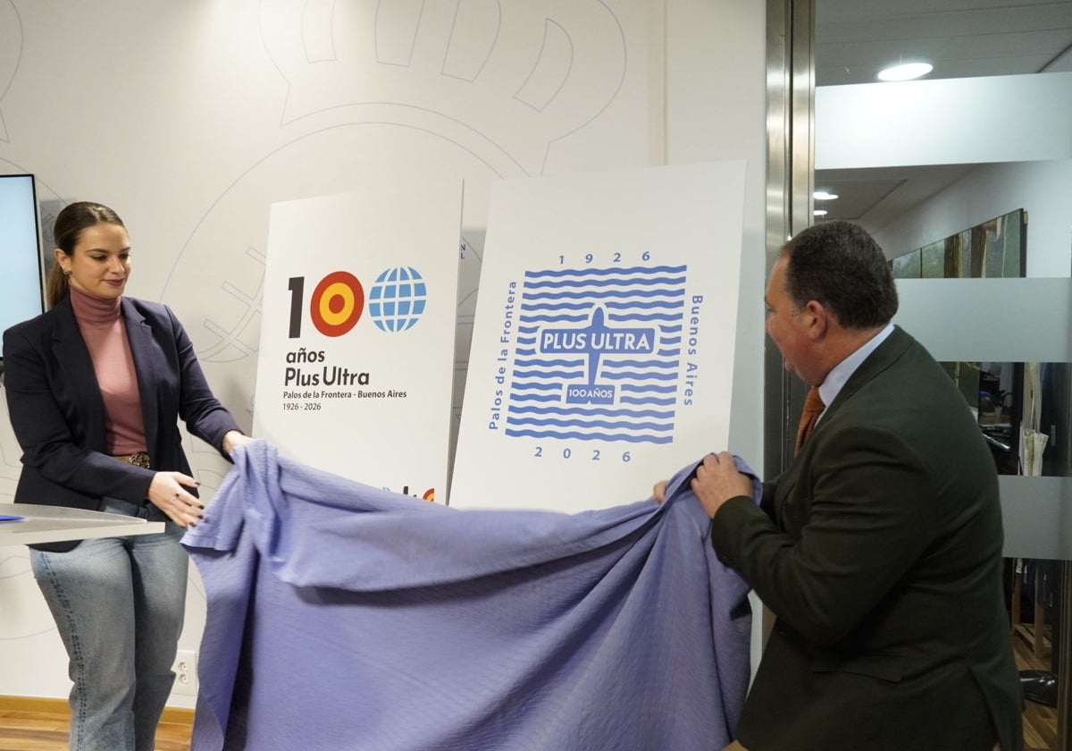 La alcaldesa de Palos de la Frontera y el presidente de la Diputación de Huelva presentando el logotipo