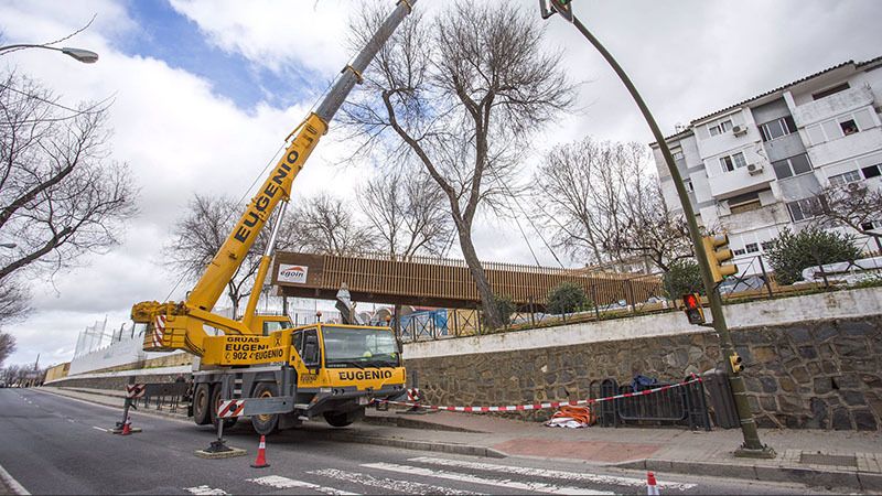 La pasarela de La Hispanidad al Parque Moret, en construcción