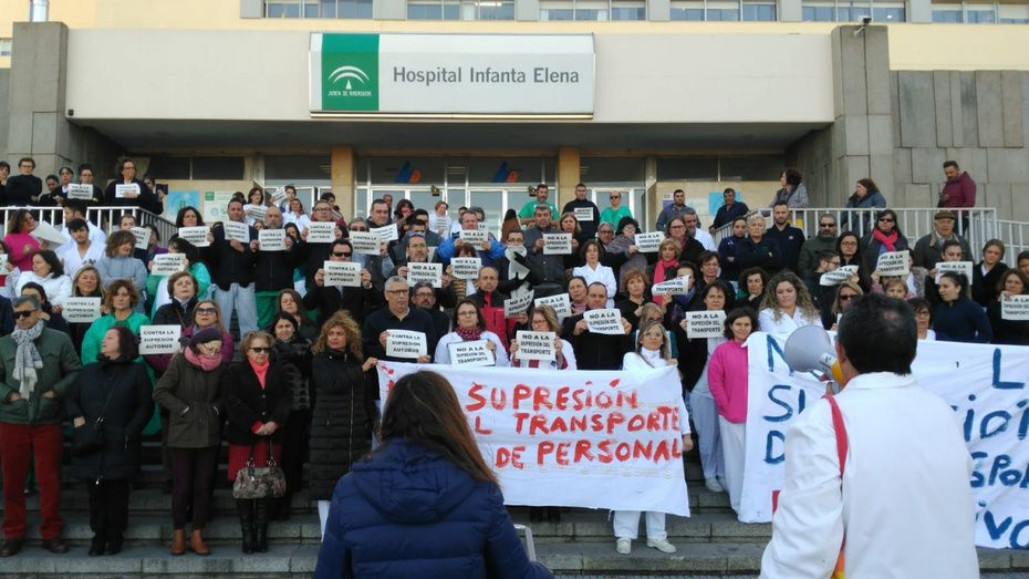 Convocan una nueva protesta en el Hospital Infanta Elena por la falta de respuesta sobre la supresión del transporte