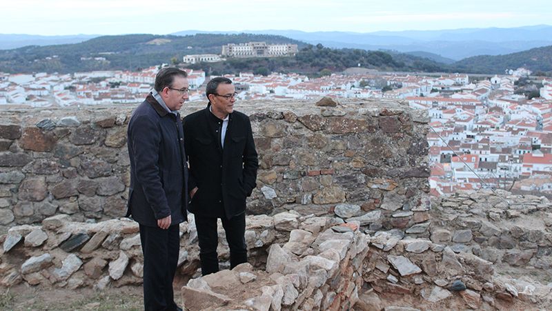 Caraballo subraya la importancia de la rehabilitación del castillo de Aracena