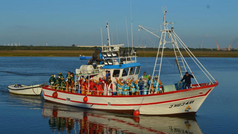 Las cabalgatas reparten miles de caramelos por la provincia y llegan hasta por barco