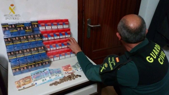 Intervienen en Palos 235 cajetillas de tabaco, de las que una parte un hombre intentaba ocultar en un arbusto