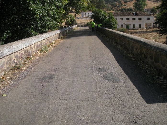 Se inician las obras de reparación y mejora en el acceso a Encinasola por el puente sobre el río Múrtigas