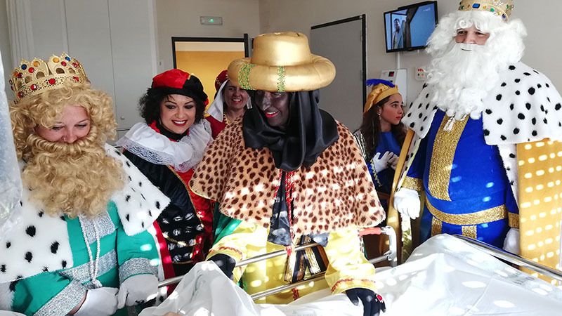 El Hospital Infanta Elena disfruta de sus propios Reyes Magos llevando la alegría a los pacientes
