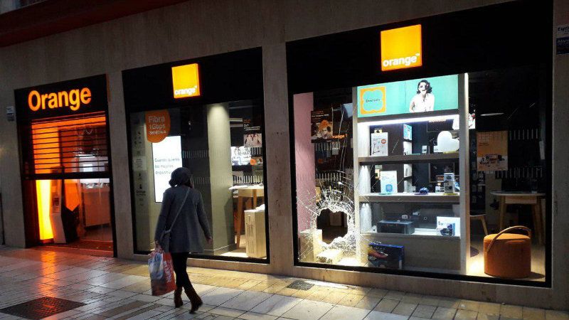 Detienen a una persona tras la rotura del escaparate de la tienda Orange de la calle Palacios