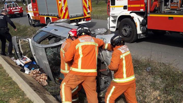 Rescatan a un hombre que había quedado atrapado en el interior de su coche tras un accidente