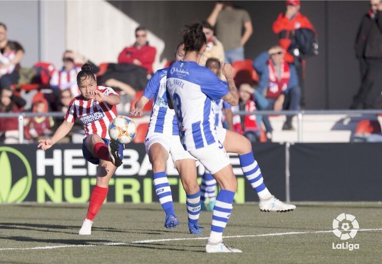 El Atlético sólo supera al Sporting de penalti injusto (1-0)