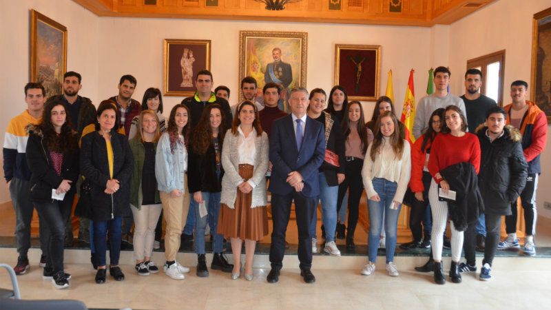 Treinta jovenes palermos reciben las Becas Matrícula concedidas por el Ayuntamiento