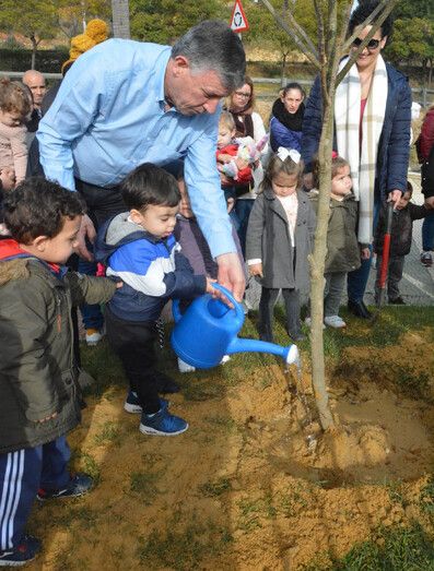 Palos celebra el Día Mundial de la Educación Ambiental con una plantación especial