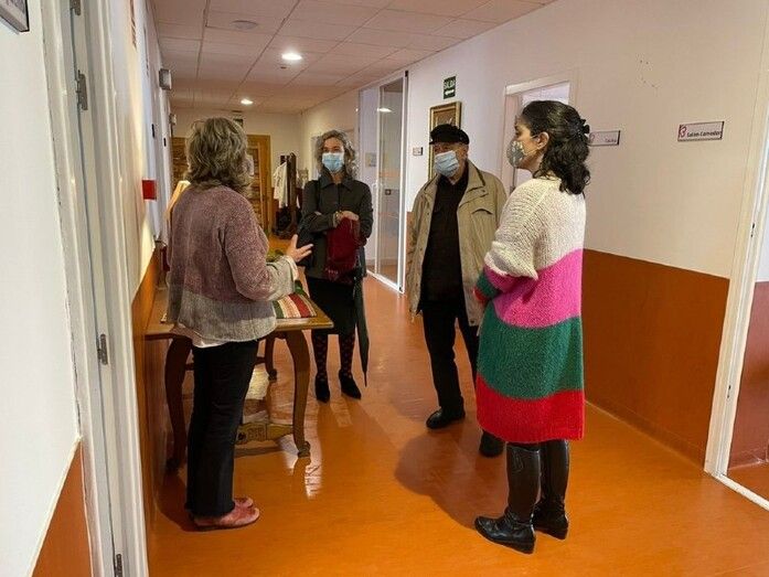 Entrega a Cáritas de lo recaudado por Alfonso Aramburu en su exposición en Fundación Caja Rural del Sur