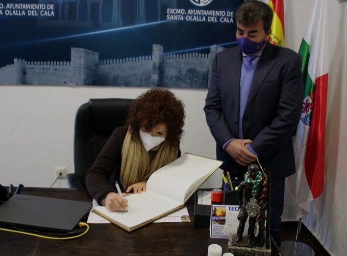 La presidenta de la Diputación visita las obras que se están ejecutando en el Castillo de Cortegana