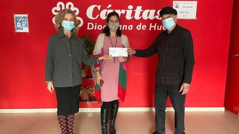 Entrega a Cáritas de lo recaudado por Alfonso Aramburu en su exposición en Fundación Caja Rural del Sur