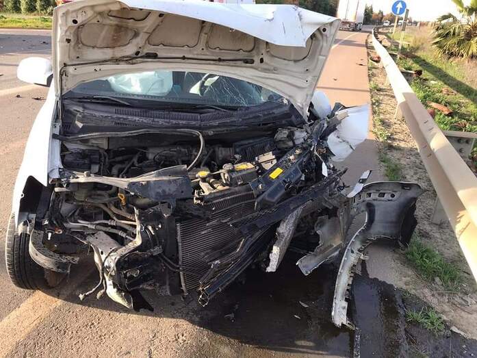 Aparatoso accidente en una colisión entre un camión y dos turismos a la altura de Palos