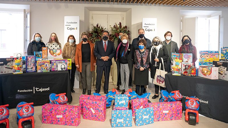 La Fundación Cajasol clausura los Gozos de Diciembre con la entrega de juguetes