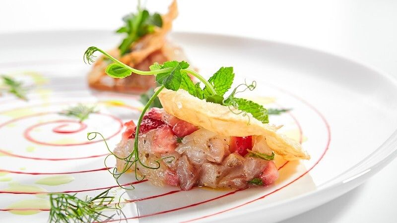 Tartar de gambas y fresón de Palos