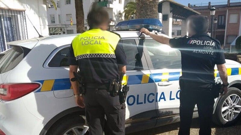 La Policía Local de Almonte evita que una mujer se arroje al vacío desde su vivienda