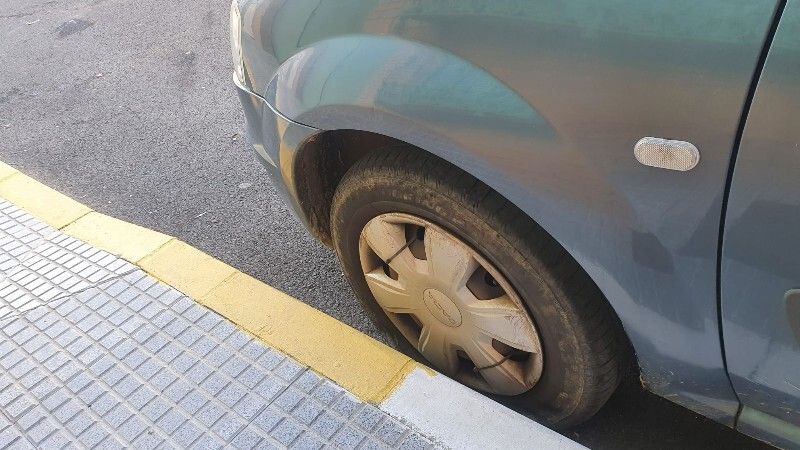 Vehículos estacionados en la calle aparecen con las ruedas pinchadas en Villarrasa