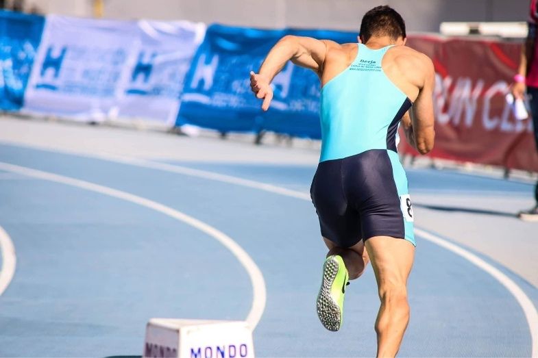 Ismael Díaz bate con el relevo 4x400 del Cueva de Nerja el récord de Andalucía