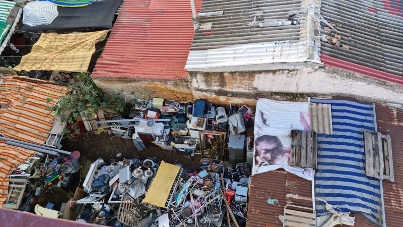 Denuncian acumulación de basuras y condiciones insalubres en casas okupadas en el barrio de Viaplana