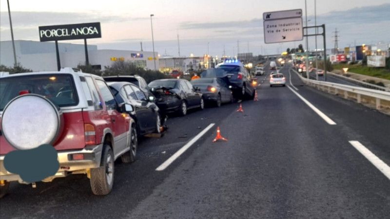 Siete vehículos implicados y un herido en una aparatosa colisión múltiple en la H-30