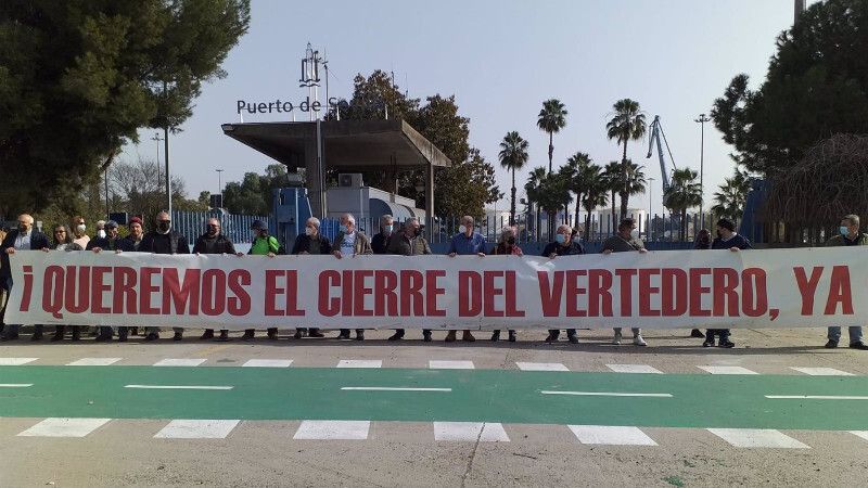 Concentración en Sevilla ante la llegada de 110 mil toneladas de residuos tóxicos al vertedero de Nerva