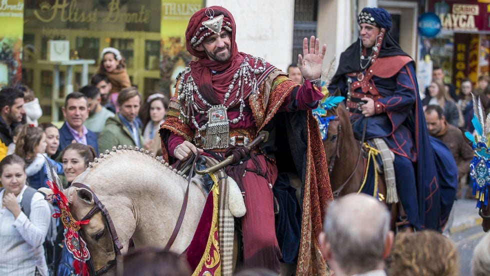 El impresionante desfile del Heraldo Real y su comitiva saca a Huelva a la calle