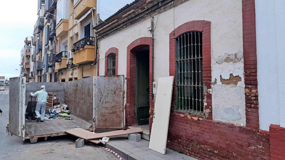 Satisfacción y reproches en Mesa de la Ría tras ser desmantelada la vivienda insalubre del Matadero