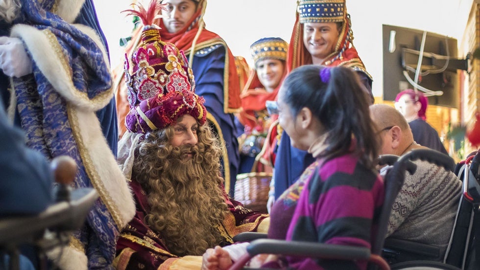 Los Reyes llevan su magia a quienes no podrán acompañarlos durante la tarde
