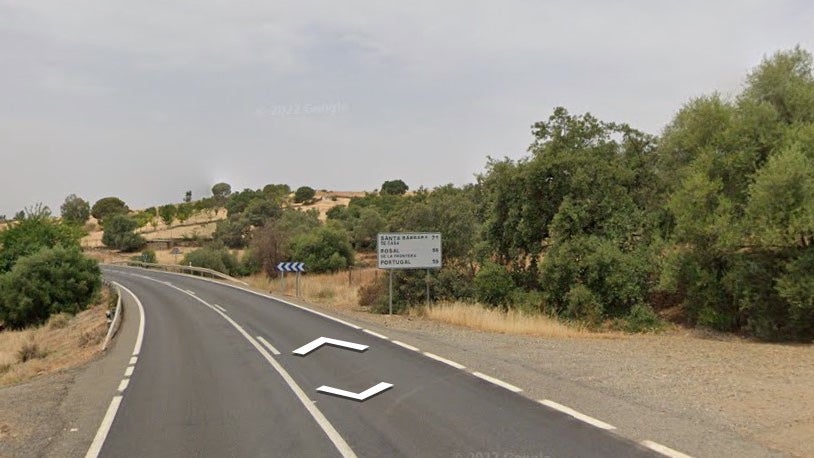 Se reabre al tráfico la A-496 tras retirarse el camión volcado en Calañas