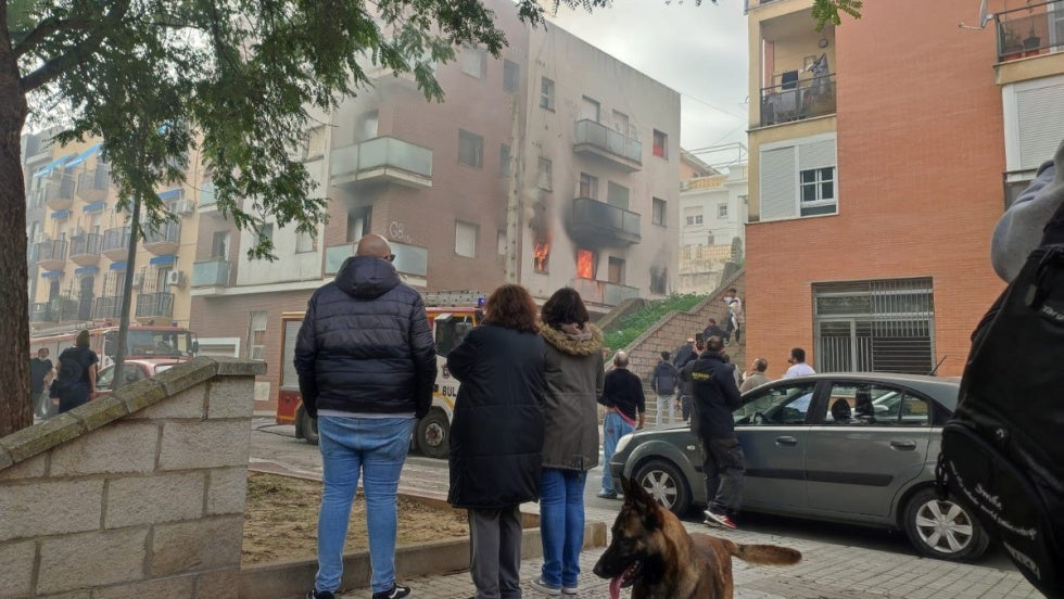 Dos heridos en el incendio de un piso en la calle Arquitecto Alejandro Herrero de la capital