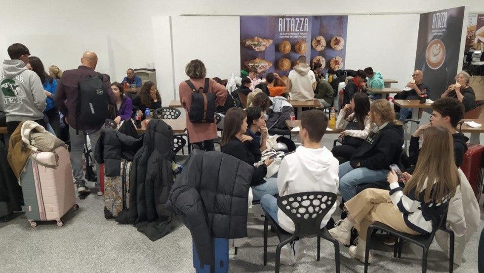 50 estudiantes onubenses que se iban de fin de curso, 'tirados' en el aeropuerto tras no poder volar por la niebla