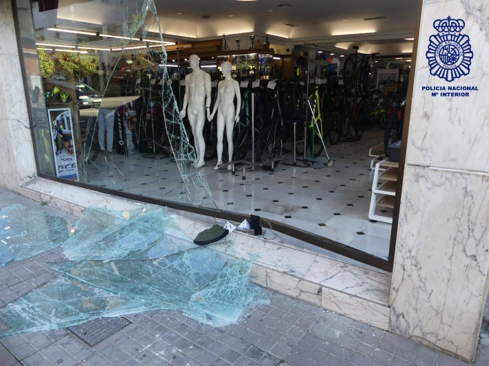 Recuperan 13 bicicletas robadas en el Sport-Bici de Huelva y valoradas en casi 60.000 euros tras una persecución de madrugada por la A-49
