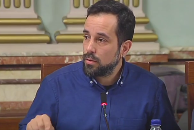 Adelante carga contra las Medallas de Huelva por considerarlas poco igualitarias y dedicar más atención 'a lo religioso que a las personas reales'